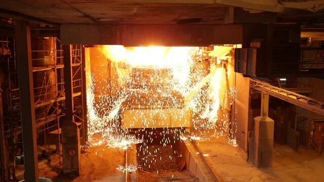 Melted steel tapping in a foundry