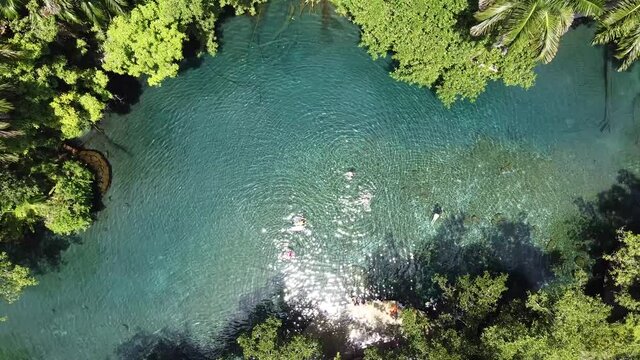 Gente nadando en un rio, Morelos Mexico