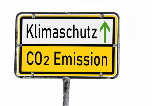Ein Schild mit weg mit der CO2 Emission mit Pfeil zum Klimaschutz