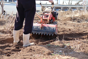 農家の仕事　耕運機