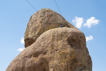 Un hombre está trabajando en la tirolesa de las rocas de Tapalpa Jalisco. © jesuschurion57