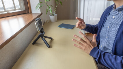 動画配信をする男性　