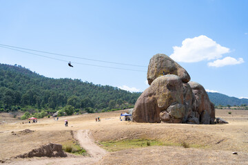 Un joven se desplaza en la tirolesa de las rocas de Tapalpa Jalisco México. © jesuschurion57