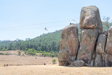 La joven está llegando a las rocas en la tirolesa de Tapalpa Jalisco. © jesuschurion57
