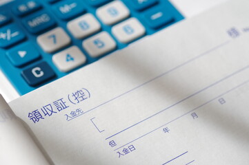 領収書と電卓（経費のイメージ素材）