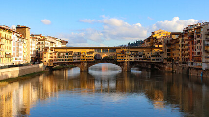 Fototapeta na wymiar Puente viejo en Florencia Italia en Verano