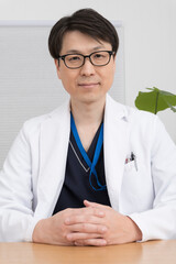 オンライン診療で患者と会話している医師