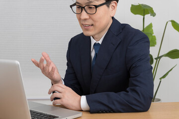 Web会議をしているビジネスマン
