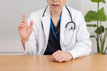 オンライン診療で患者と会話している医師