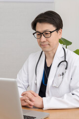 オンライン診療で患者と会話している医師