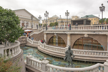 Citizens walking in the Alexander Garden