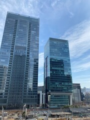 Fototapeta premium Skyscrapers in front of Tokyo Station (Marunouchi, Chiyoda-ku, Tokyo, Japan).