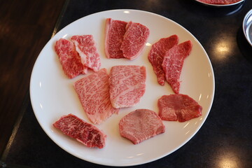 焼肉盛合わせ
三角バラ（上カルビ）・黒毛和牛カルビ・上赤身ロース（とうからし）・上タン塩・タン塩・カルビ（ブリスケ）・ハラミ