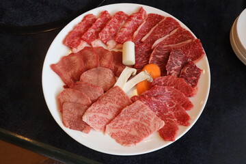 焼肉盛合わせ
三角バラ（上カルビ）・黒毛和牛カルビ・上赤身ロース（とうからし）・上タン塩・タン塩・カルビ（ブリスケ）・ハラミ