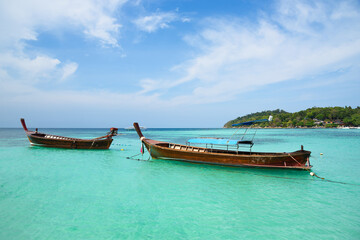 Fototapeta na wymiar Longtails boats for tourists at Pattaya beach, koh Lipe