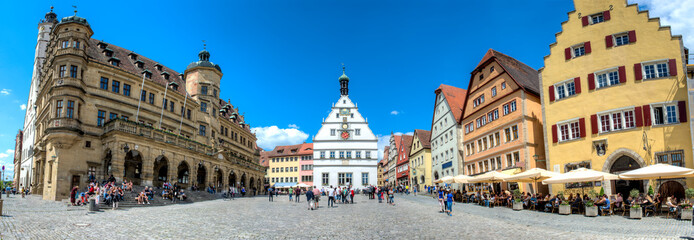 Obraz premium Der Marktplatz in der historischen Altstadt von Rothenburg ob der Tauber