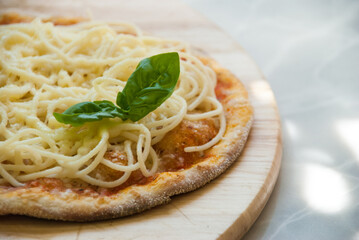 Pizza mit Pasta