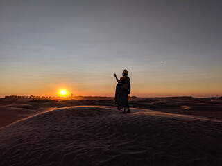 Fototapeta na wymiar Young girl posing in the desert of Tunisia