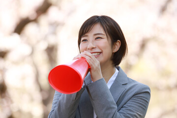 メガホンを持ち声援を送る女性