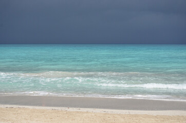 Fototapeta na wymiar Antes de la tormenta, paisaje de mar turquesa en el Caribe con cielo gris