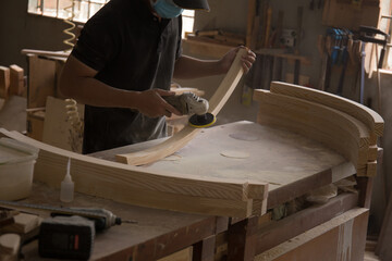 Sanding machine, The carpenter uses a polishing machine to smooth the wood.