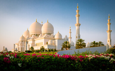 Fototapeta na wymiar sheikh zayed grand mosque in abu dhabi, united arab emirates. one of the beautiful and famous mosque - middle east
