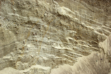 Granular texture of sand in heterogeneous layers.