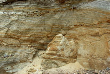Granular texture of sand in heterogeneous layers.