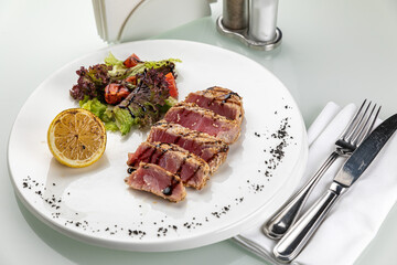 Grilled tuna with lemon and salad
