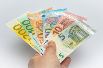 Eurobanknoten werden in Hand gehalten - 5er bis 200er