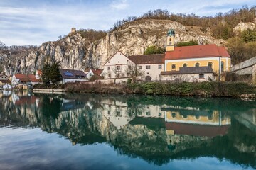 Fototapeta premium Ansicht des Markt Essing im Altmühltal mit der Brücke über den Fluss und der Burg auf dem Felsen, Deutschland