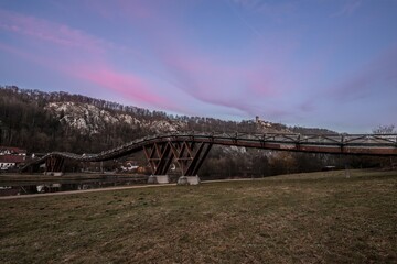 Tatzelwurm Brücke bei Markt Essing zur blauen Stunde nach Sonnenuntergang mit rosa Wolken am blauen Himmel, Deutschland
