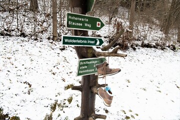 Wanderwegweiser an der Saale bei Ziegenrück in Ostthüringen, wo es viele reizvolle und interessante Wanderziele gibt