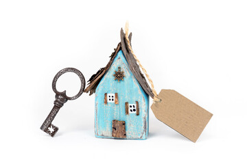 blaues Holzhaus mit Schlüssel