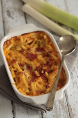 gratin de macaronis, poireaux jambon et cheddar