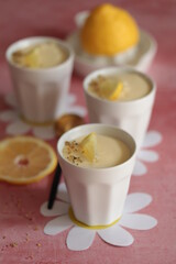 mousse au citron et fleurs de sureau