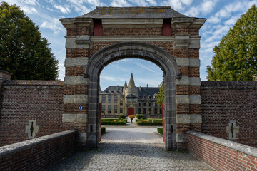Fototapeta na wymiar Laarne, Belgium - September 22 2019: Laarne Castle Entrance. The castle can be seen through the main gate