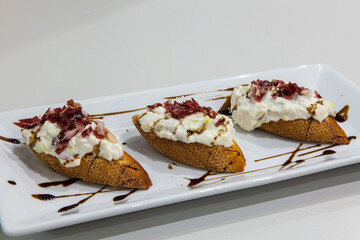 Pintxo de ensaladilla y jamón  en el Casco Viejo de Bilbao, Vizcaya, País Vasco.