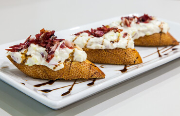 Pintxo de ensaladilla y jamón  en el Casco Viejo de Bilbao, Vizcaya, País Vasco.