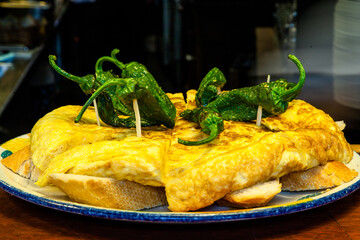 Pinchos expuestos en una barra de restaurante en Bakio, Vizcaya, País Vasco