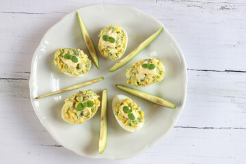 Jajka nadziewane pastą z awokado  © Monika
