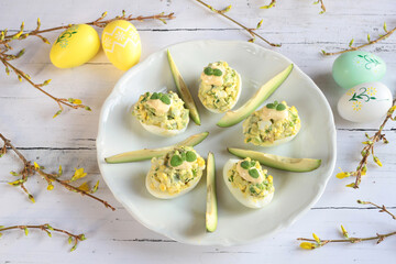 Jajka nadziewane pastą z awokado  © Monika