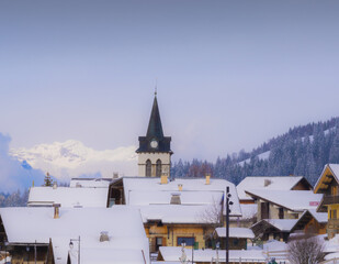 Village de montagne et son clocher d'église