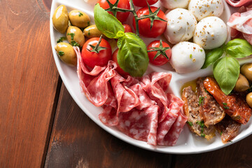 Piatto gourmet con antipasti tipici italiani