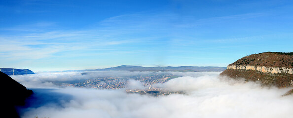 un village dans les nuages
