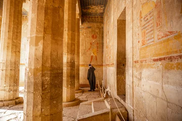 Foto op Plexiglas Traditionally dressed man gazing up at the Hieroglyphics in Hatshepsut temple in Luxor Egypt  © Olivia