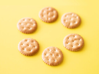黄色い背景に丸く並んだクラッカー