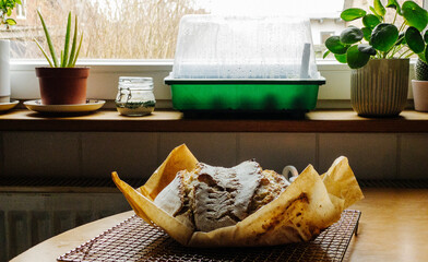 Appetitliches, leckeres, saftiges,, selbst gebackenes frisches Brot, Sauerteigbrot aus Dinkelmehl...