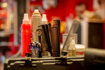 Friseur, Frisörr, Hairdresser, utensielien, Kamm, Schere, Spray, Close up von Arbeitsmaterialien eines Frisörs, symbolbild, quer
