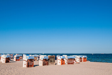 Strandkörbe an der Ostseeküste im Frühjahr vor beginn der Saison